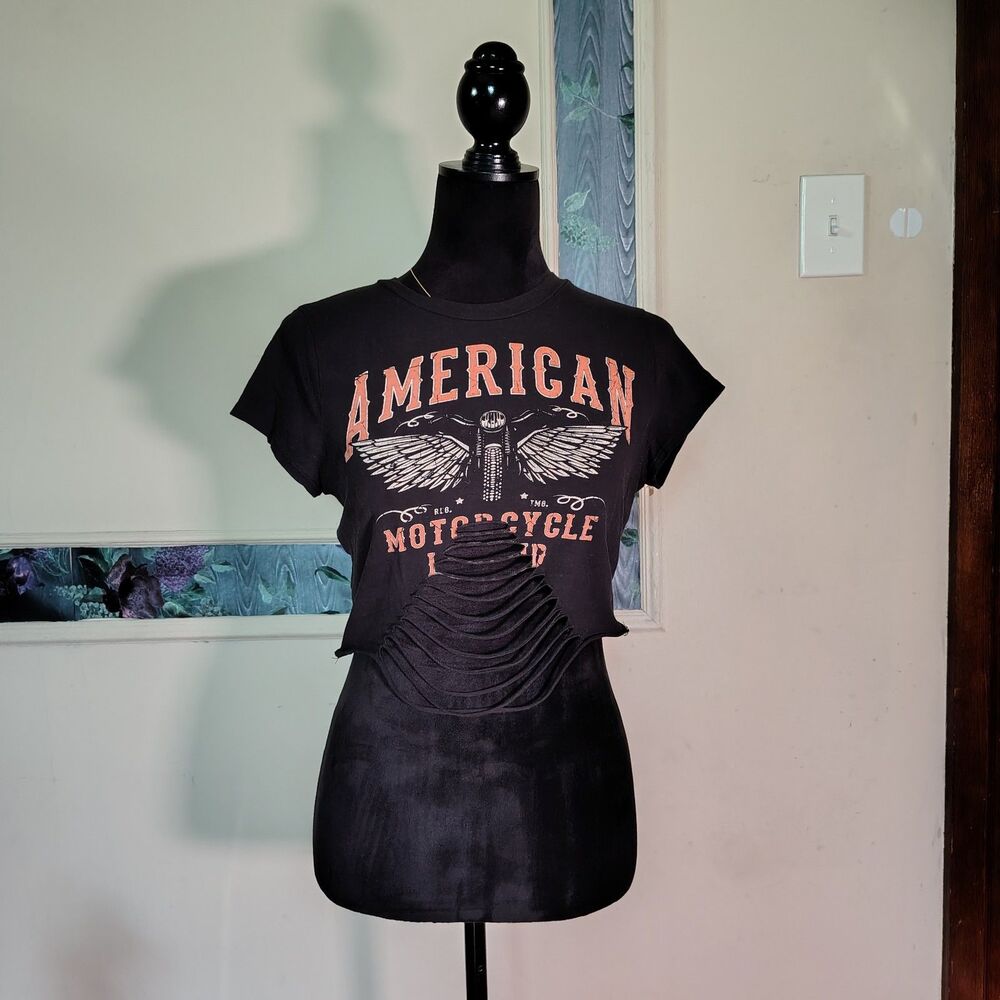 Cropped Biker Chic Shredded Graphic Tee Size M/T495
